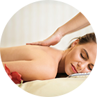 Frau wird massiert Frau wird massiert