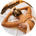 Frau wird auf Liege mit Händen massiert Frau wird auf Liege mit Händen massiert