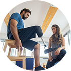 Mann mit Prothese wird behandelt Mann mit Prothese wird behandelt